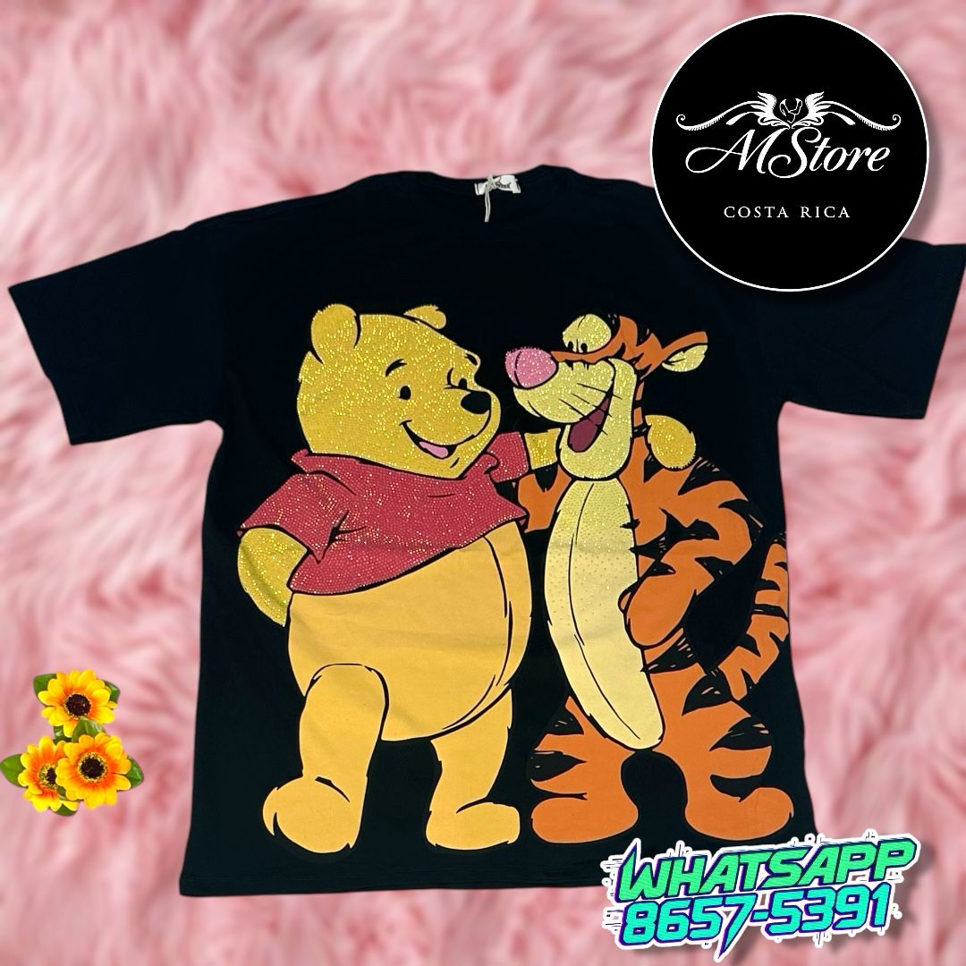 Blusón Oversize Winnie Pooh Abrazados Negro Tela Fría